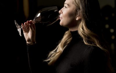 ¿Para qué sirve agitar la copa de vino?